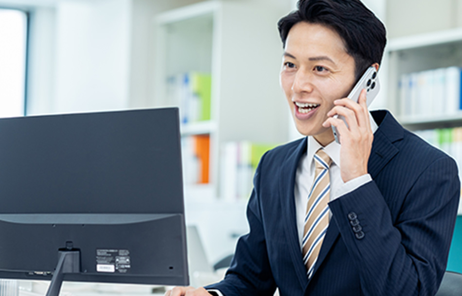 電話で相談を受けるエージェント