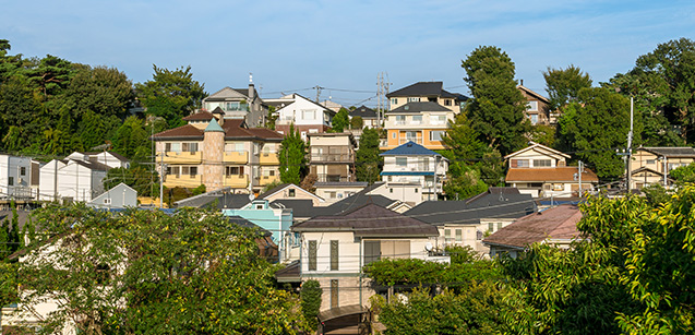 高台に建つ住宅街の風景