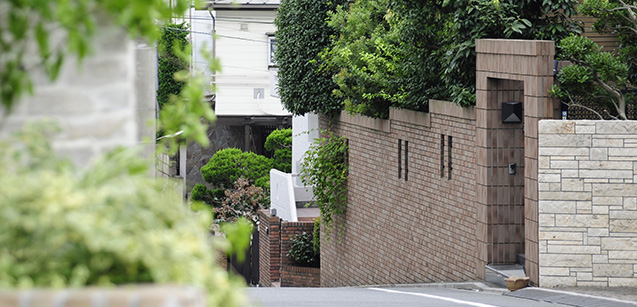 緑に囲まれた落ち着いた住宅街のアプローチ