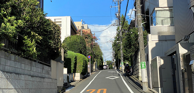 住宅街の坂道の様子